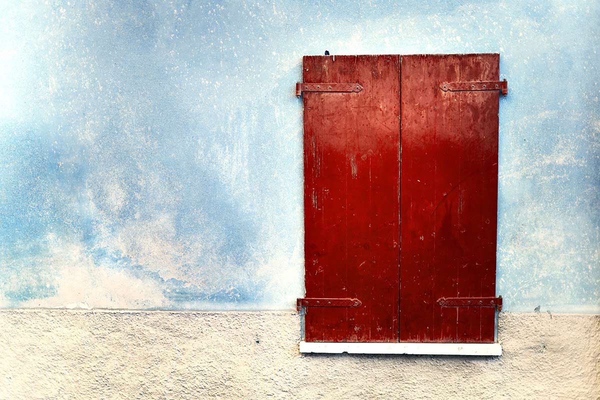 Hypnotherapy and Hypnosis - Door depicting the beginning of a new journey thanks to hypnotherapy